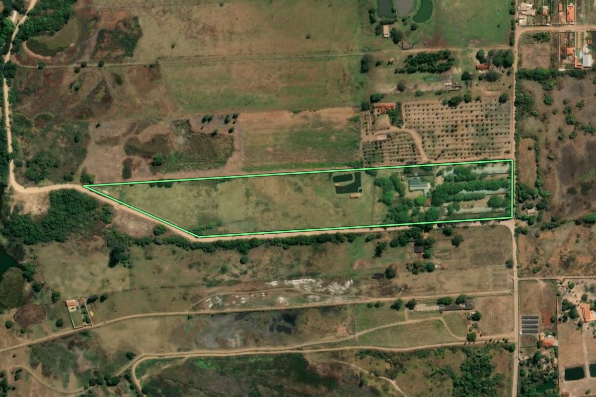 Imagem de satélite do imóvel rural em Guatapará (SP), com o contorno declarado no CAR desenhado por cima.