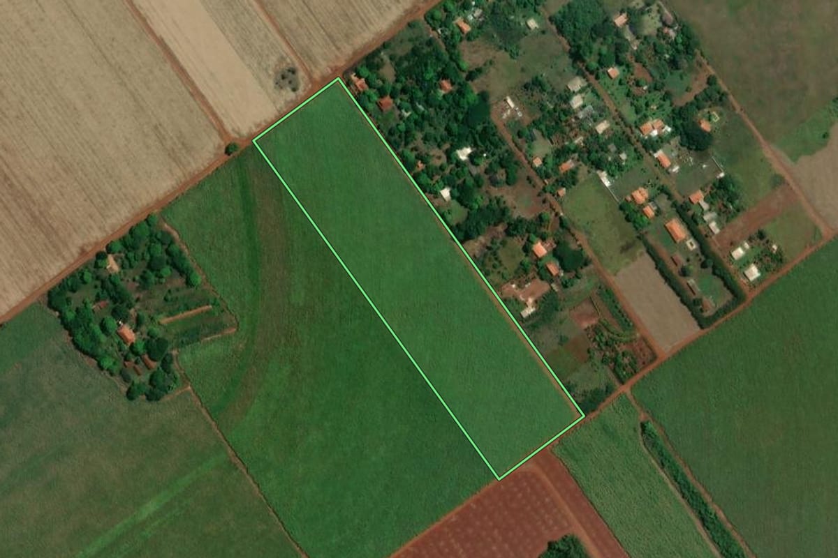 Imagem de satélite do imóvel rural em Guatapará (SP), com o contorno declarado no CAR desenhado por cima.