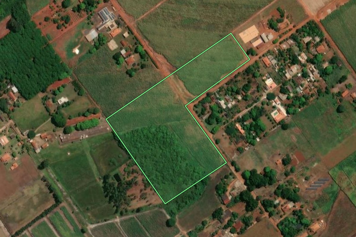 Imagem de satélite do imóvel rural em Guatapará (SP), com o contorno declarado no CAR desenhado por cima.