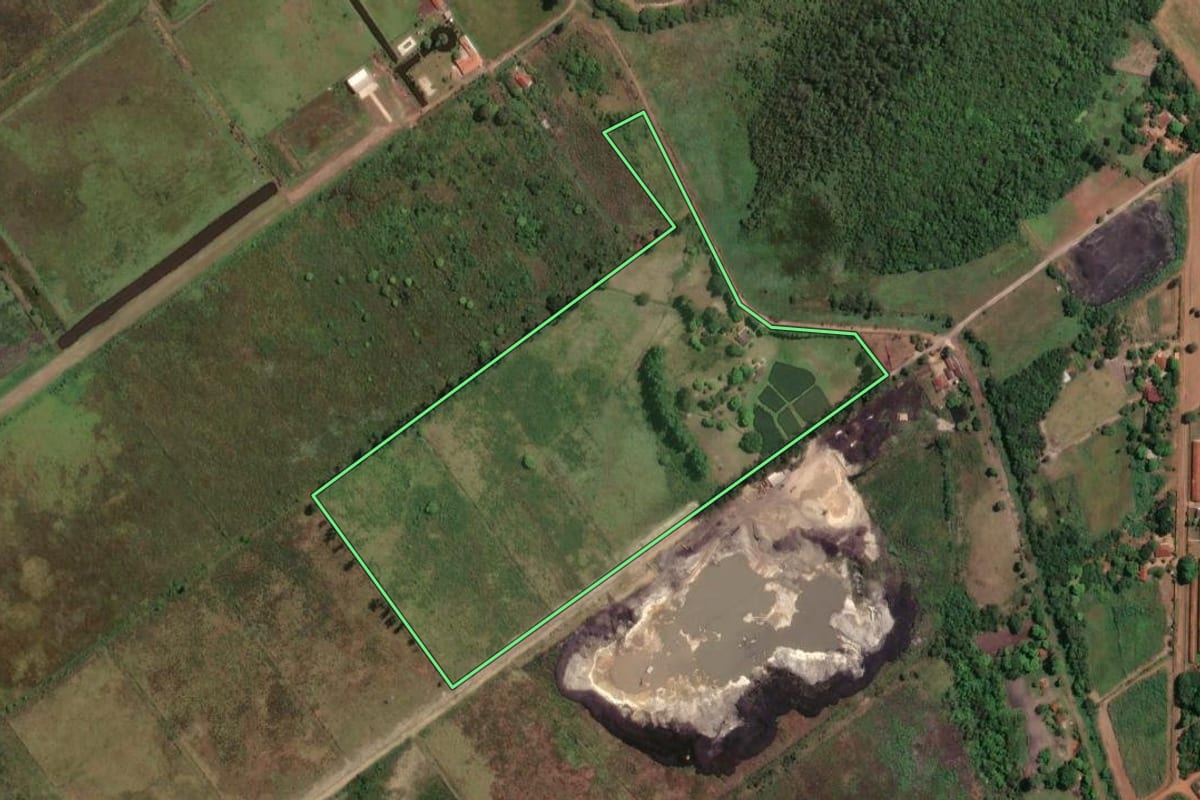 Imagem de satélite do imóvel rural em Guatapará (SP), com o contorno declarado no CAR desenhado por cima.