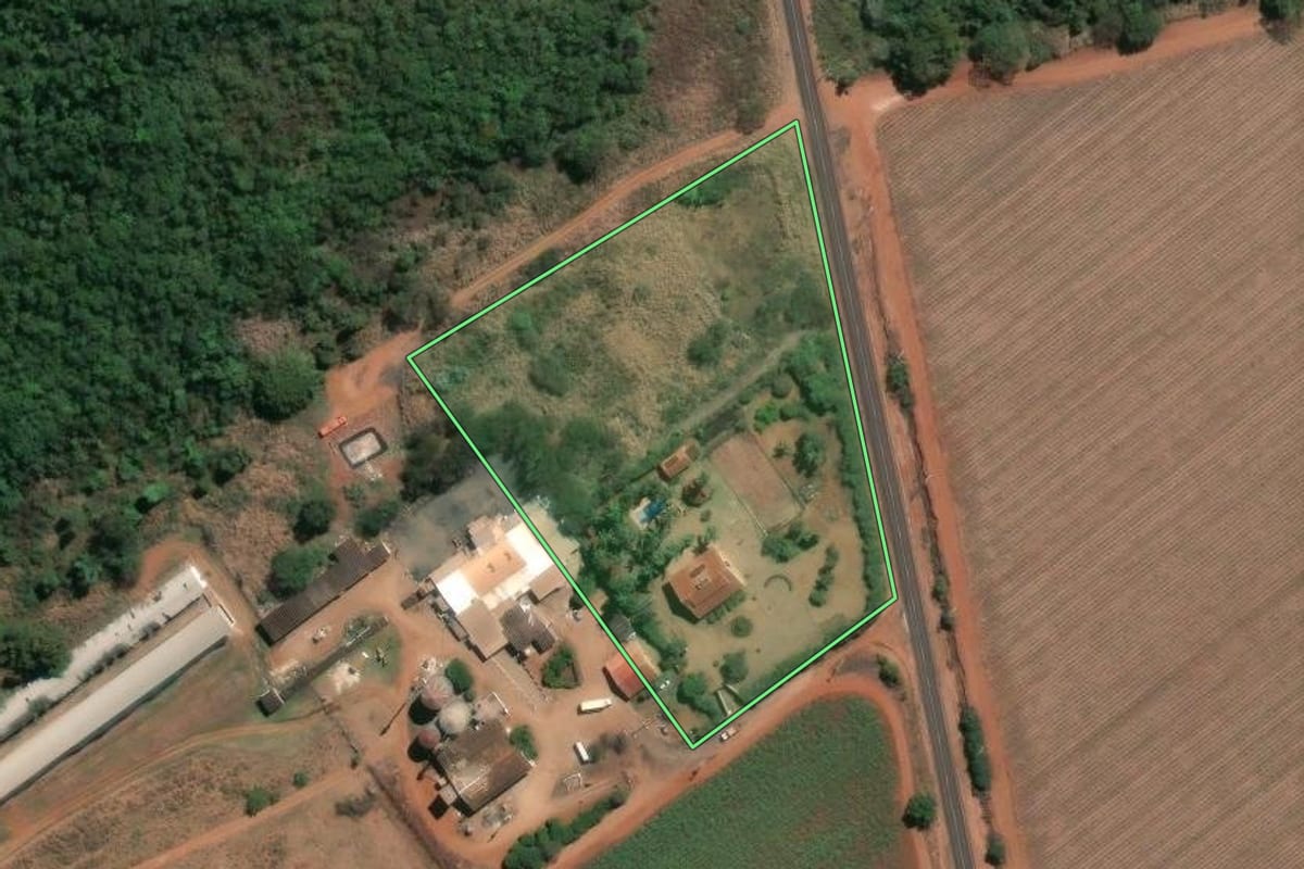 Imagem de satélite do imóvel rural em Guatapará (SP), com o contorno declarado no CAR desenhado por cima.