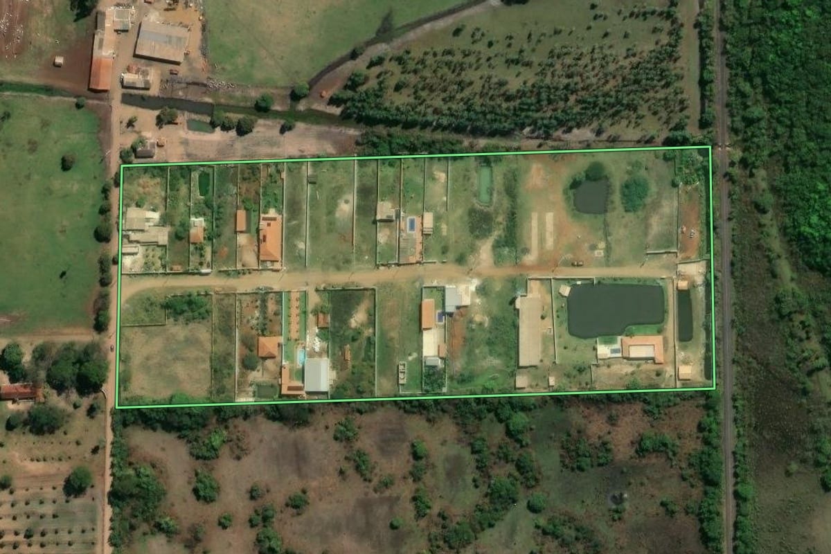 Imagem de satélite do imóvel rural em Guatapará (SP), com o contorno declarado no CAR desenhado por cima.