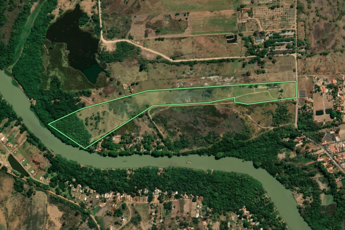Imagem de satélite do imóvel rural em Guatapará (SP), com o contorno declarado no CAR desenhado por cima.