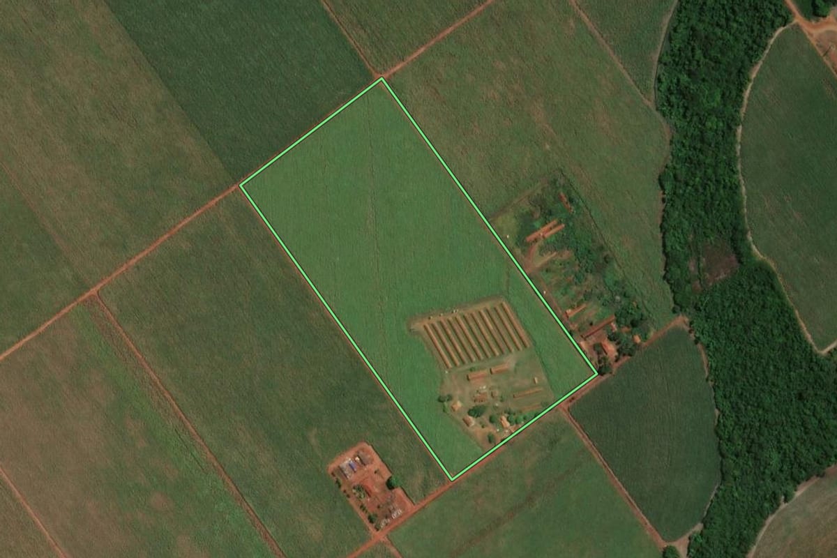 Imagem de satélite do imóvel rural em Guatapará (SP), com o contorno declarado no CAR desenhado por cima.