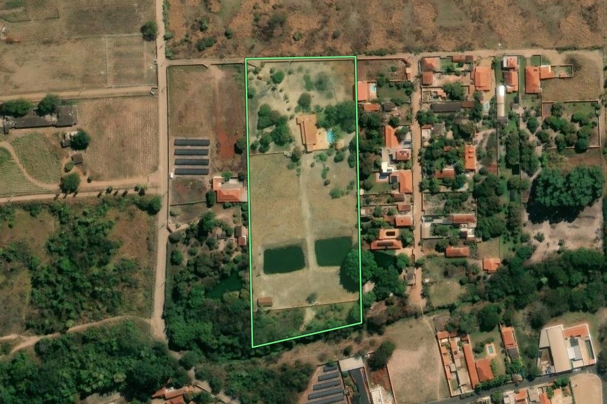 Imagem de satélite do imóvel rural em Guatapará (SP), com o contorno declarado no CAR desenhado por cima.