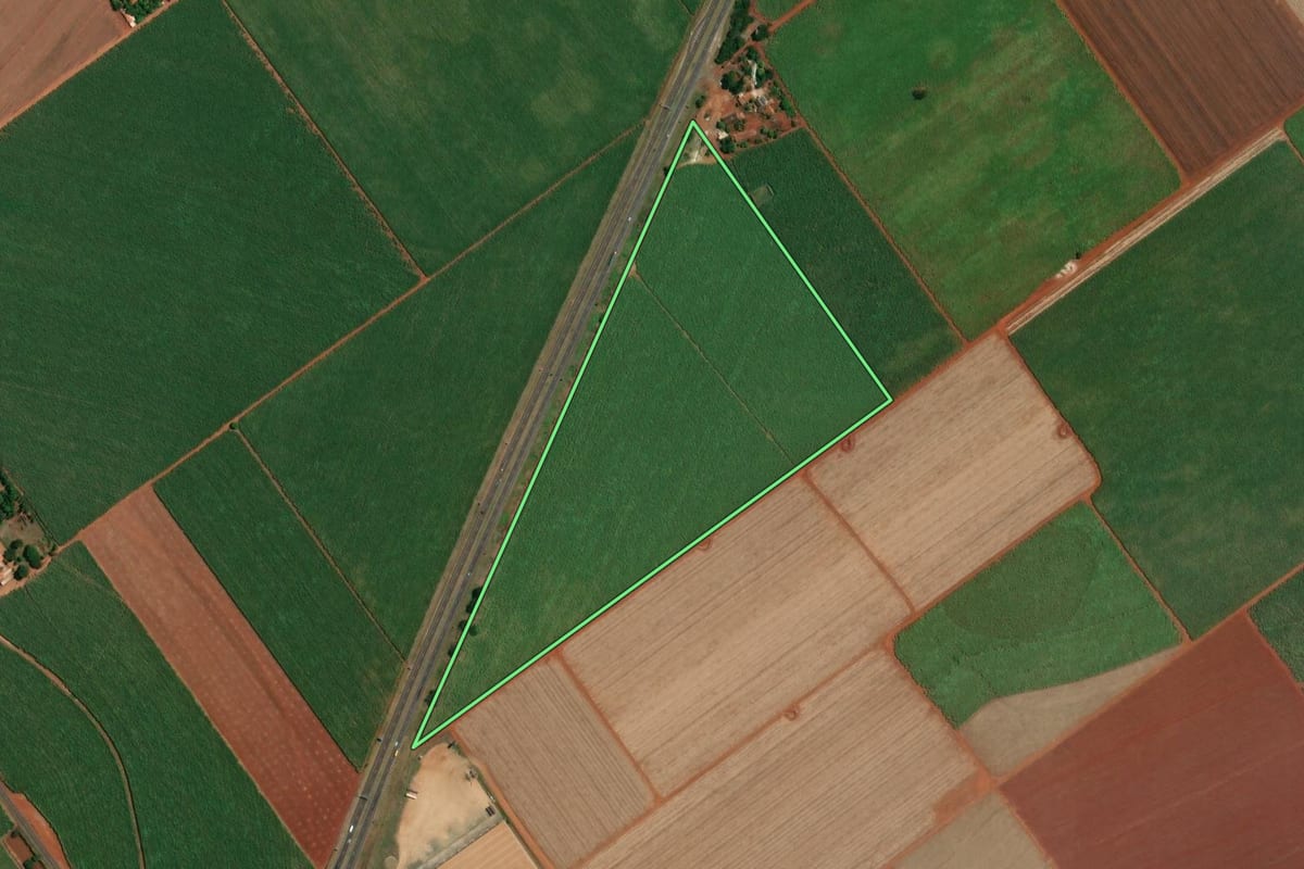 Imagem de satélite do imóvel rural em Guatapará (SP), com o contorno declarado no CAR desenhado por cima.
