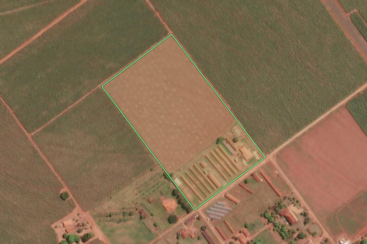 Imagem de satélite do imóvel rural em Guatapará (SP), com o contorno declarado no CAR desenhado por cima.