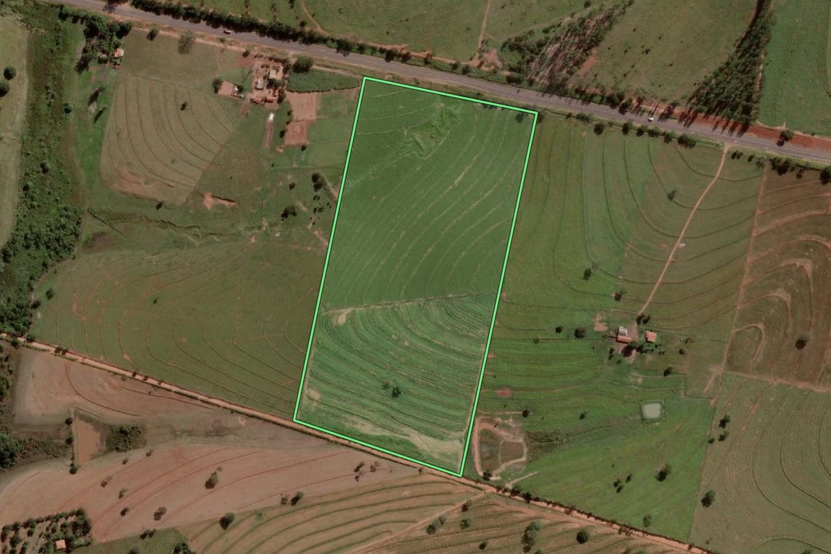 Imagem de satélite do imóvel rural em Guzolândia (SP), com o contorno declarado no CAR desenhado por cima.