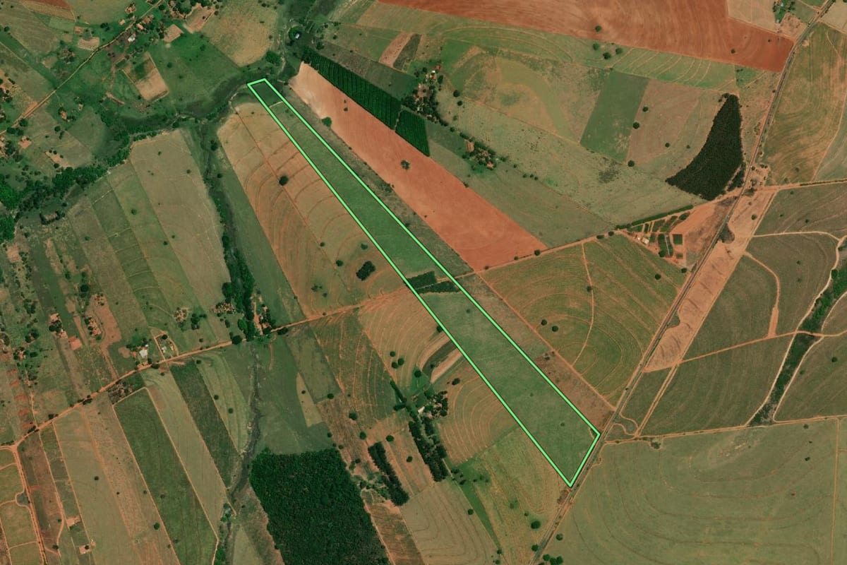 Imagem de satélite do imóvel rural em Herculândia (SP), com o contorno declarado no CAR desenhado por cima.