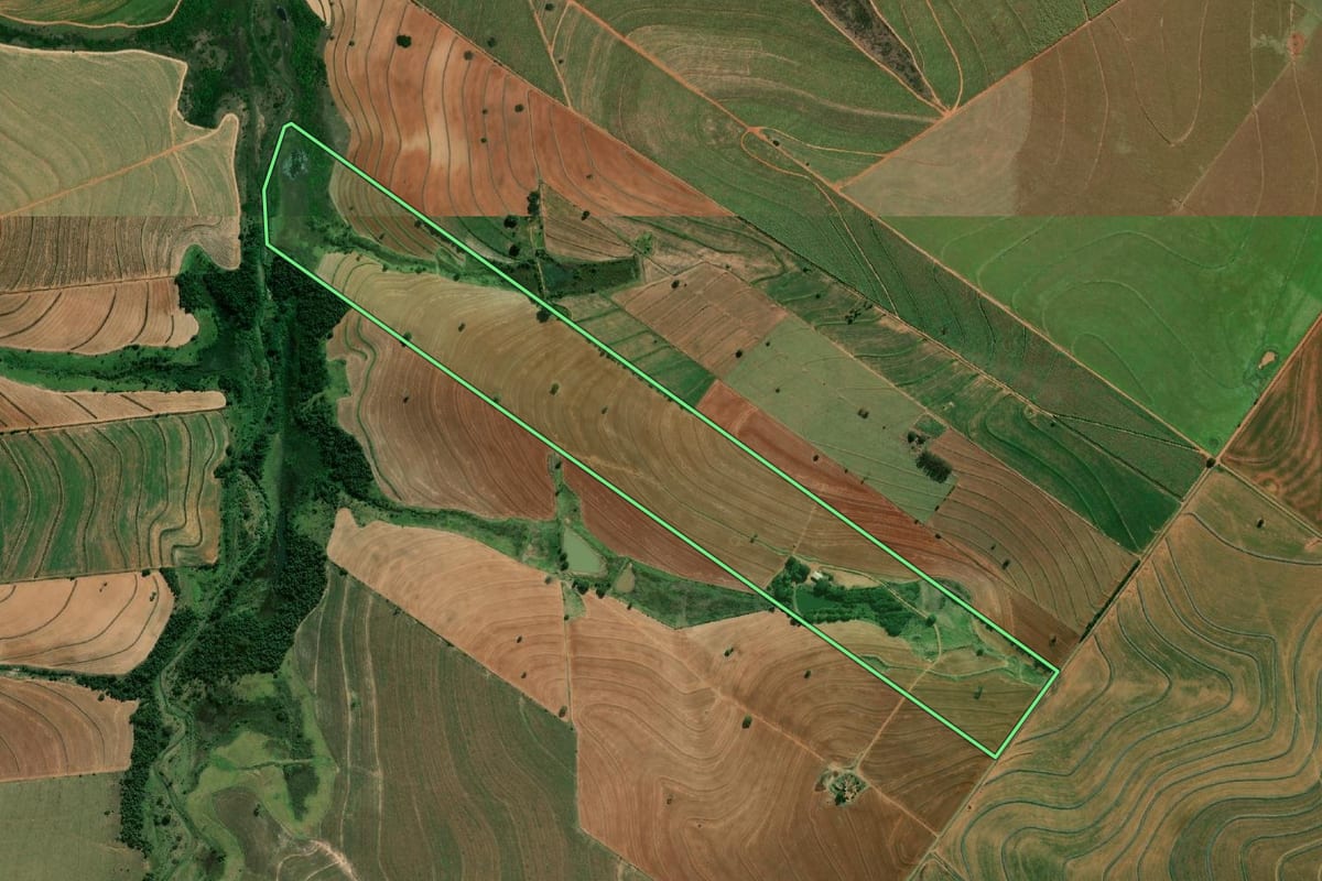 Imagem de satélite do imóvel rural em Herculândia (SP), com o contorno declarado no CAR desenhado por cima.