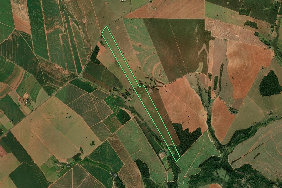 Imagem de satélite do imóvel rural em Herculândia (SP), com o contorno declarado no CAR desenhado por cima.
