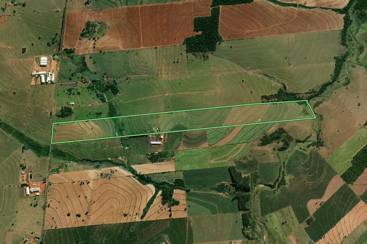 Imagem de satélite do imóvel rural em Herculândia (SP), com o contorno declarado no CAR desenhado por cima.
