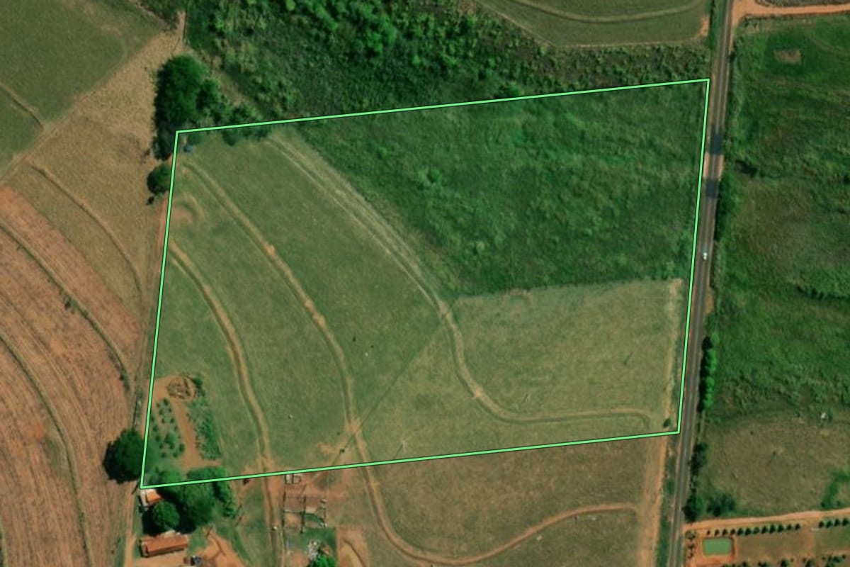 Imagem de satélite do imóvel rural em Herculândia (SP), com o contorno declarado no CAR desenhado por cima.