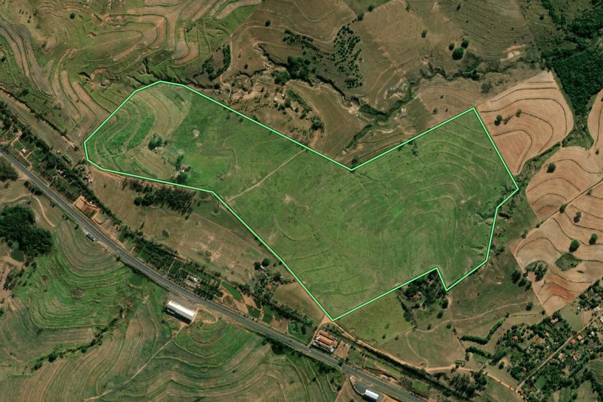 Imagem de satélite do imóvel rural em Herculândia (SP), com o contorno declarado no CAR desenhado por cima.