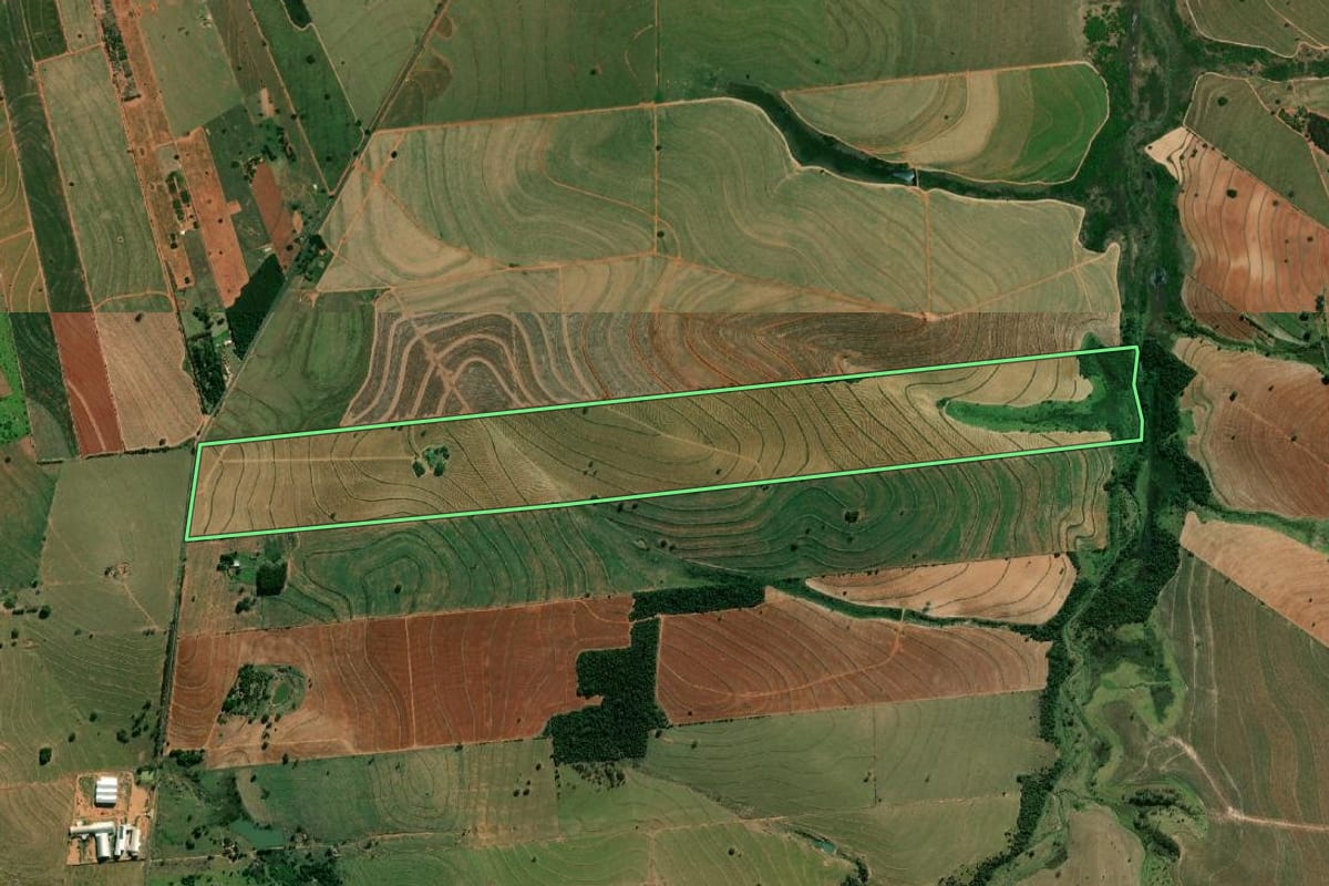 Imagem de satélite do imóvel rural em Herculândia (SP), com o contorno declarado no CAR desenhado por cima.