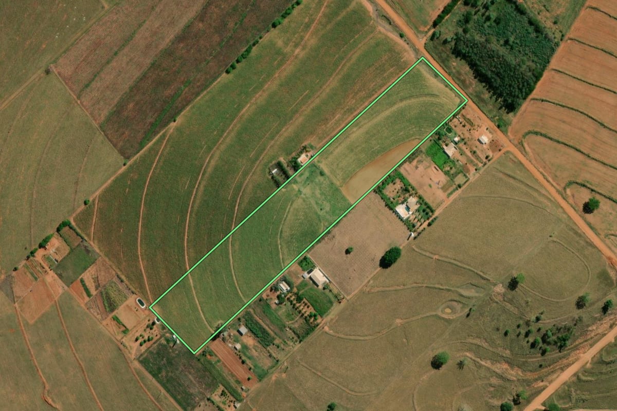 Imagem de satélite do imóvel rural em Herculândia (SP), com o contorno declarado no CAR desenhado por cima.