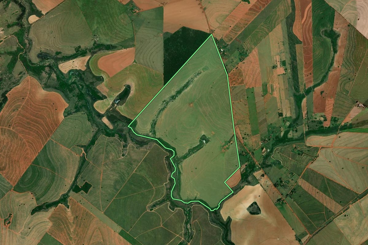 Imagem de satélite do imóvel rural em Herculândia (SP), com o contorno declarado no CAR desenhado por cima.