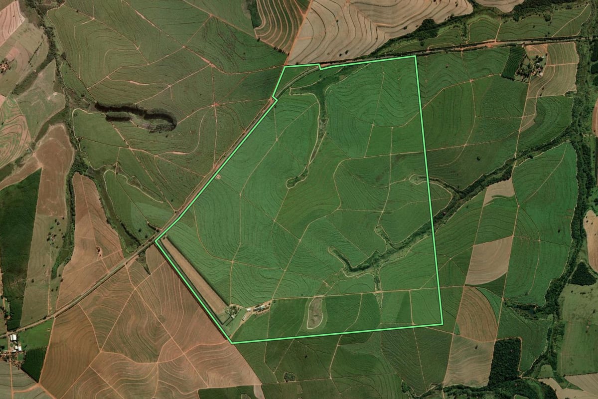 Imagem de satélite do imóvel rural em Herculândia (SP), com o contorno declarado no CAR desenhado por cima.