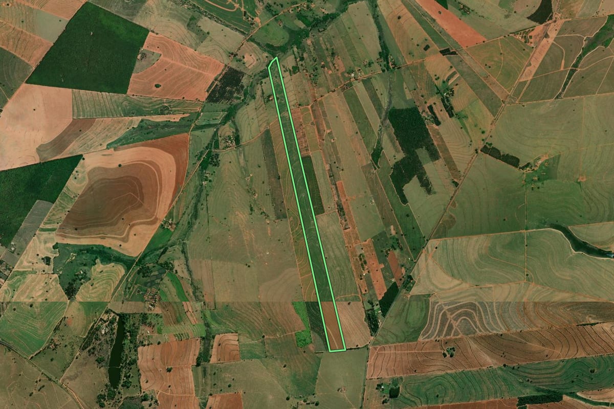 Imagem de satélite do imóvel rural em Herculândia (SP), com o contorno declarado no CAR desenhado por cima.