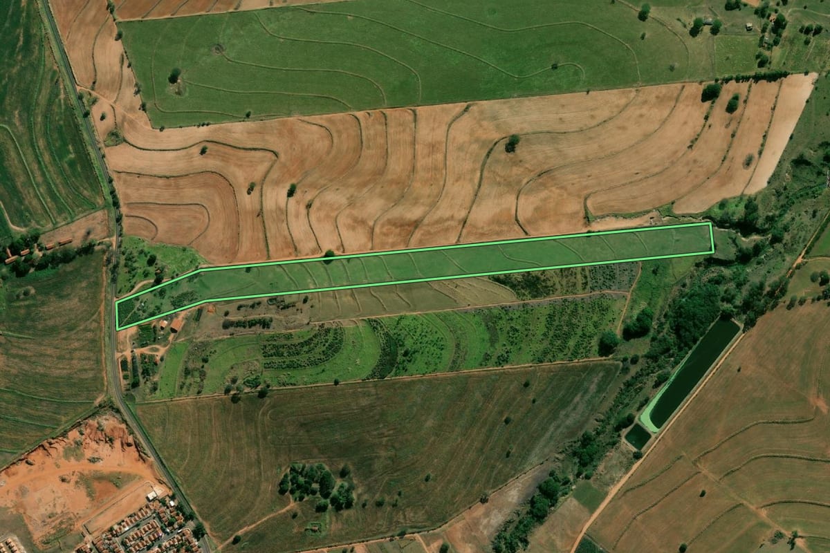 Imagem de satélite do imóvel rural em Herculândia (SP), com o contorno declarado no CAR desenhado por cima.