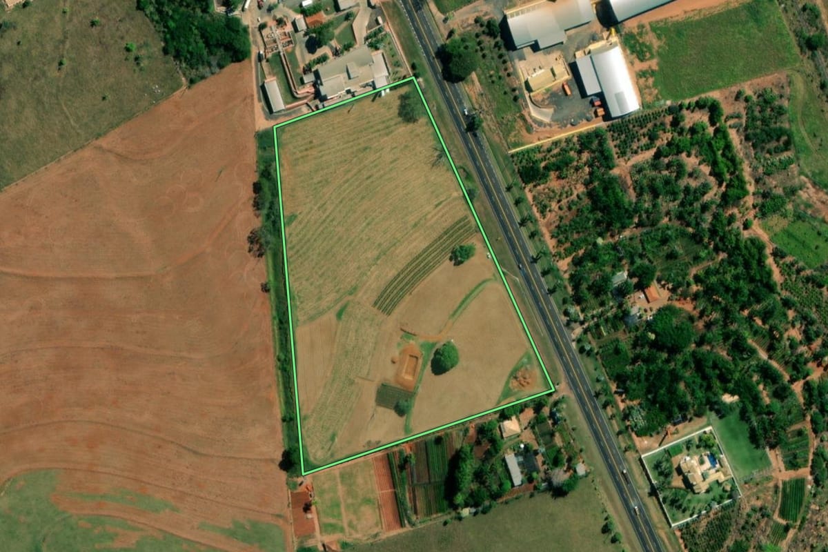 Imagem de satélite do imóvel rural em Herculândia (SP), com o contorno declarado no CAR desenhado por cima.