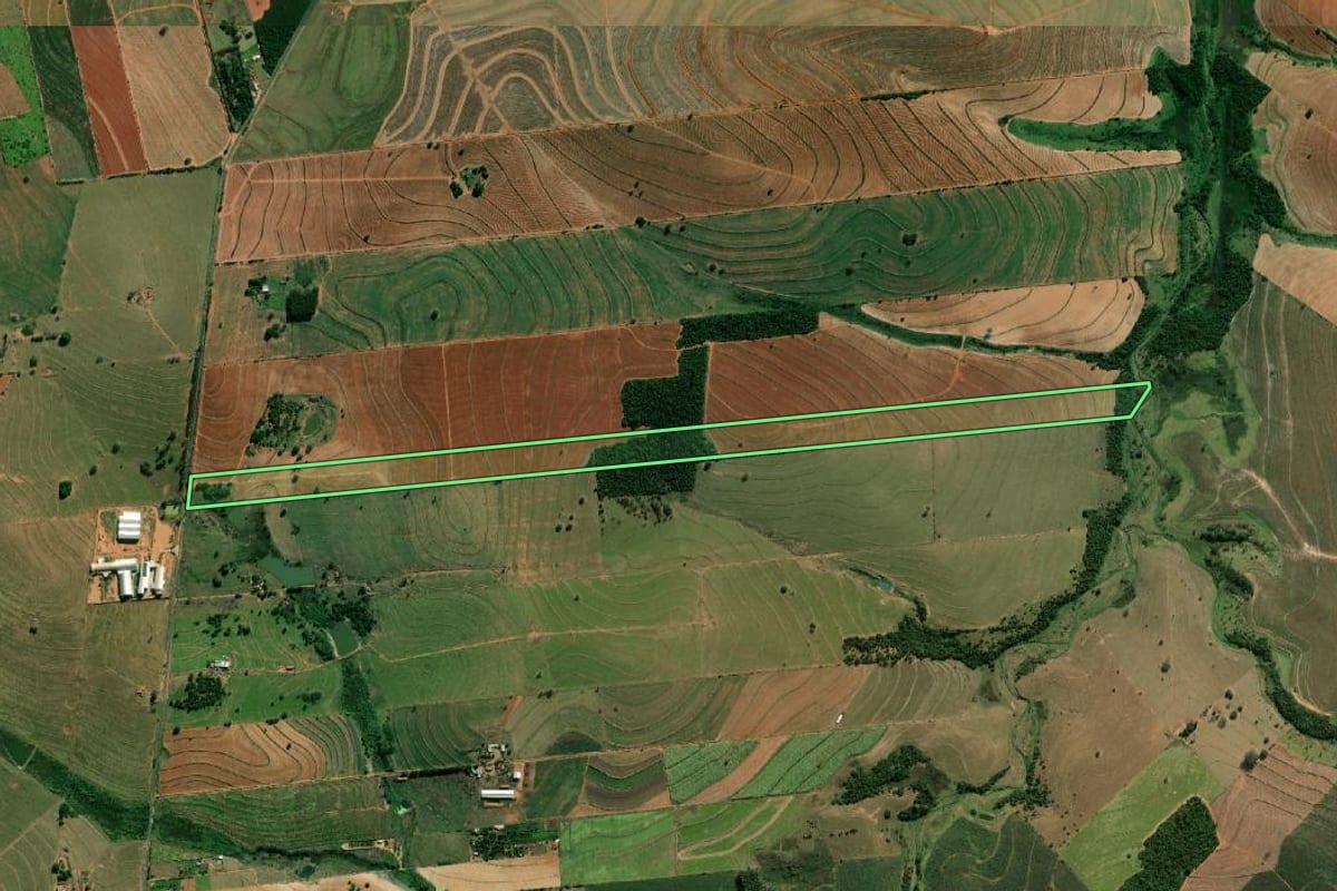 Imagem de satélite do imóvel rural em Herculândia (SP), com o contorno declarado no CAR desenhado por cima.