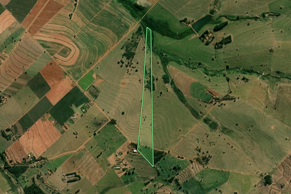 Imagem de satélite do imóvel rural em Herculândia (SP), com o contorno declarado no CAR desenhado por cima.
