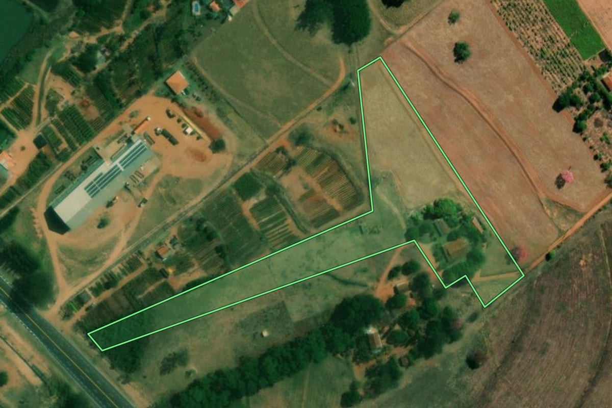 Imagem de satélite do imóvel rural em Herculândia (SP), com o contorno declarado no CAR desenhado por cima.