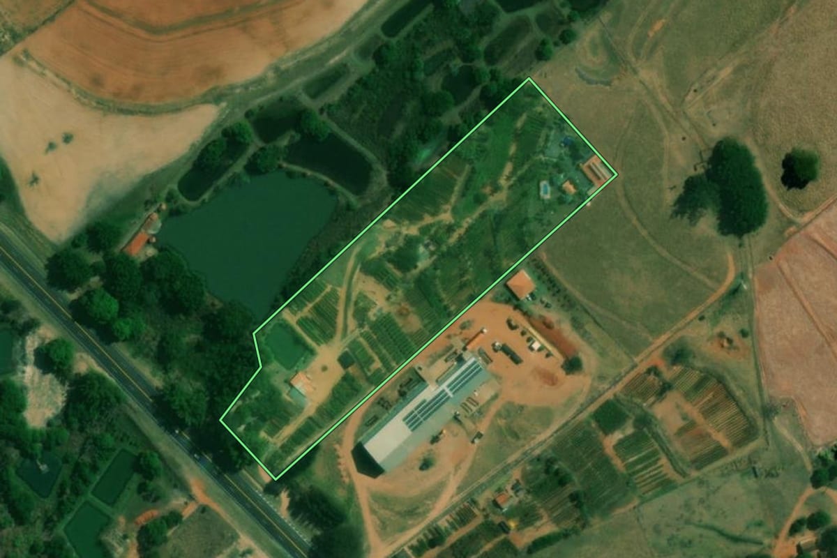Imagem de satélite do imóvel rural em Herculândia (SP), com o contorno declarado no CAR desenhado por cima.