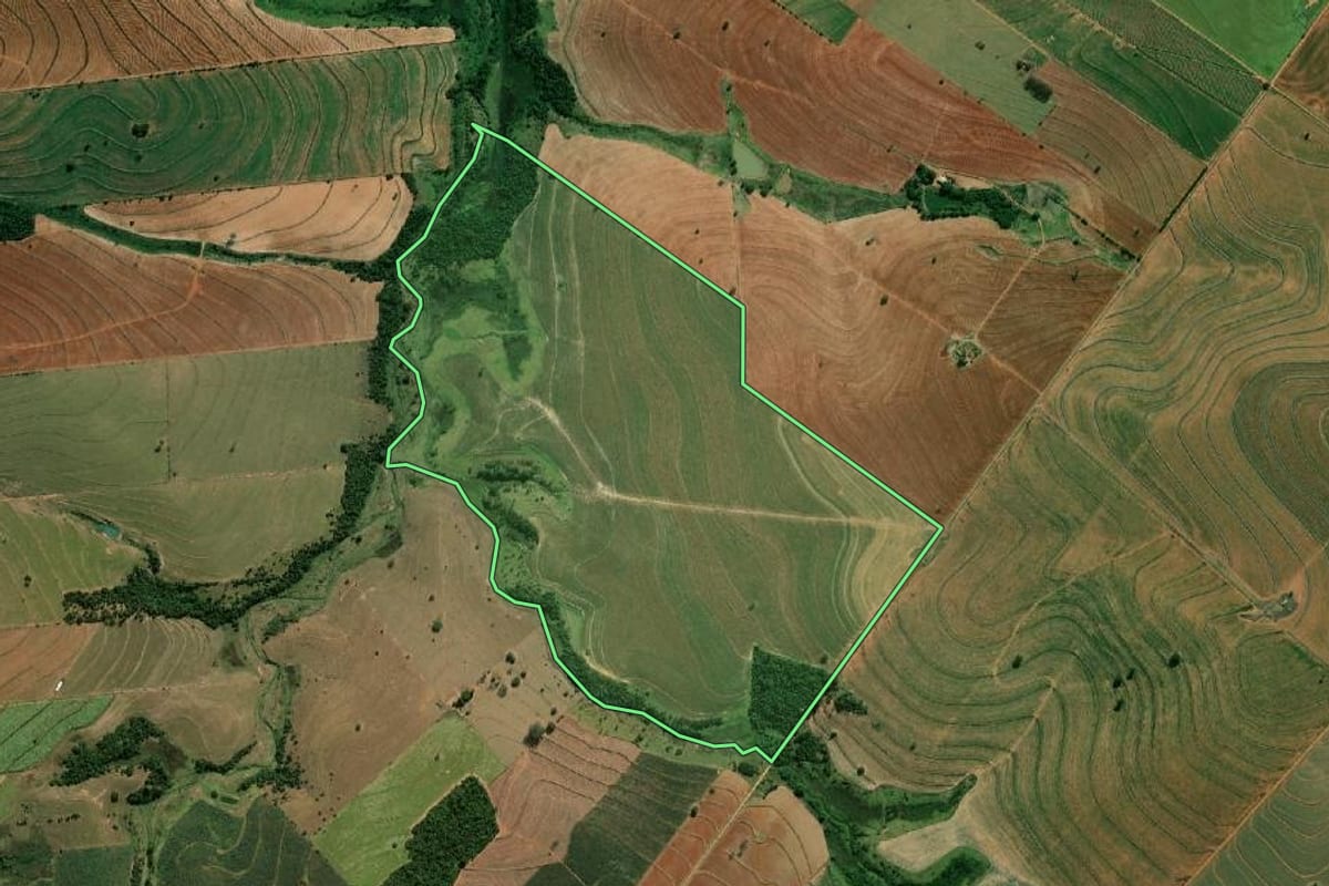 Imagem de satélite do imóvel rural em Herculândia (SP), com o contorno declarado no CAR desenhado por cima.