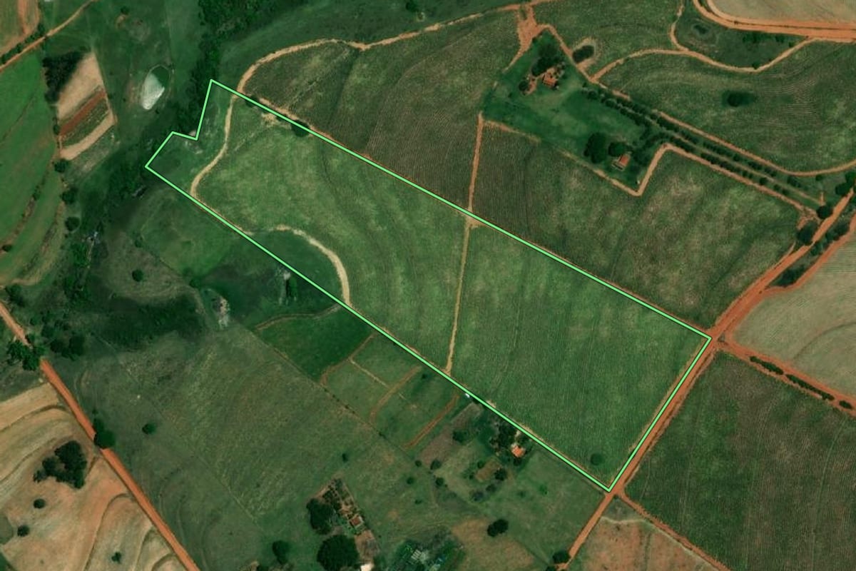 Imagem de satélite do imóvel rural em Herculândia (SP), com o contorno declarado no CAR desenhado por cima.