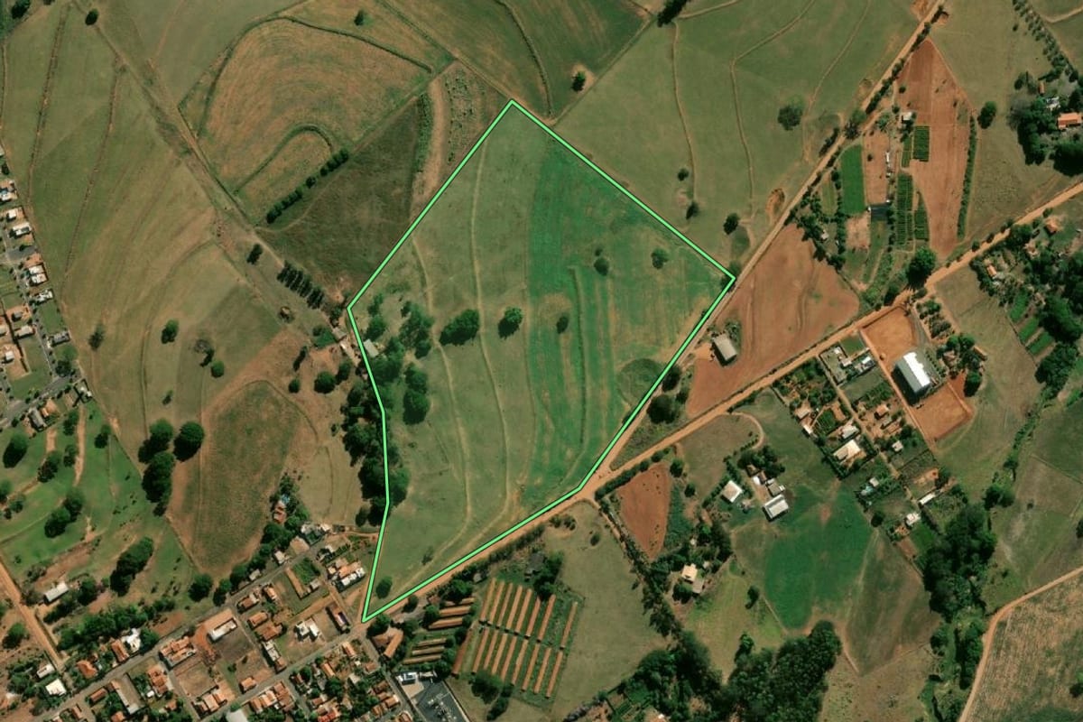Imagem de satélite do imóvel rural em Herculândia (SP), com o contorno declarado no CAR desenhado por cima.