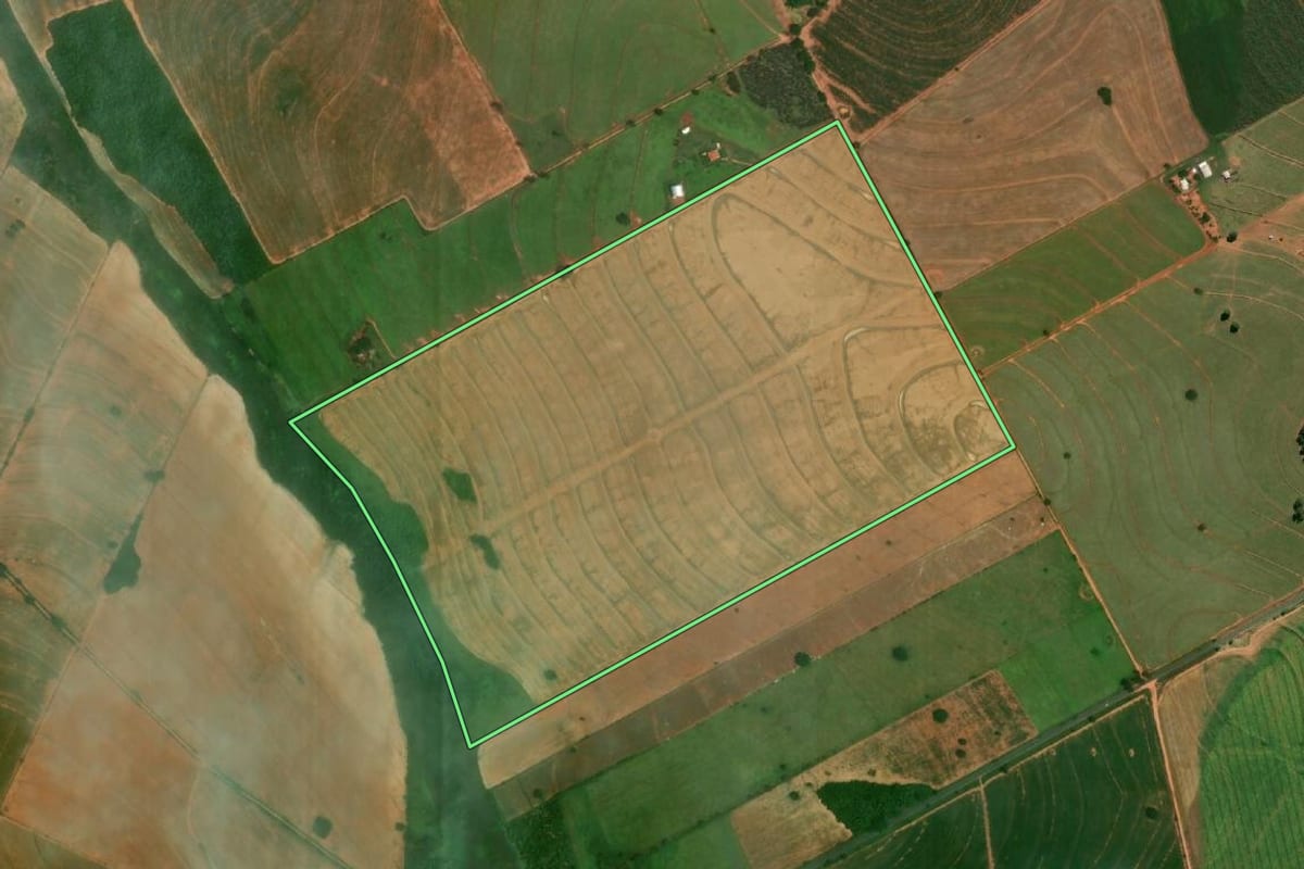 Imagem de satélite do imóvel rural em Herculândia (SP), com o contorno declarado no CAR desenhado por cima.
