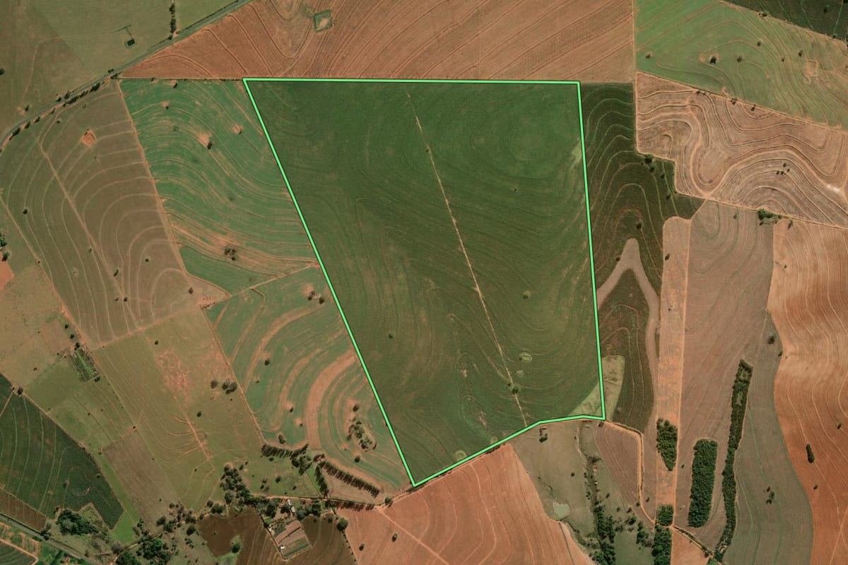 Imagem de satélite do imóvel rural em Herculândia (SP), com o contorno declarado no CAR desenhado por cima.
