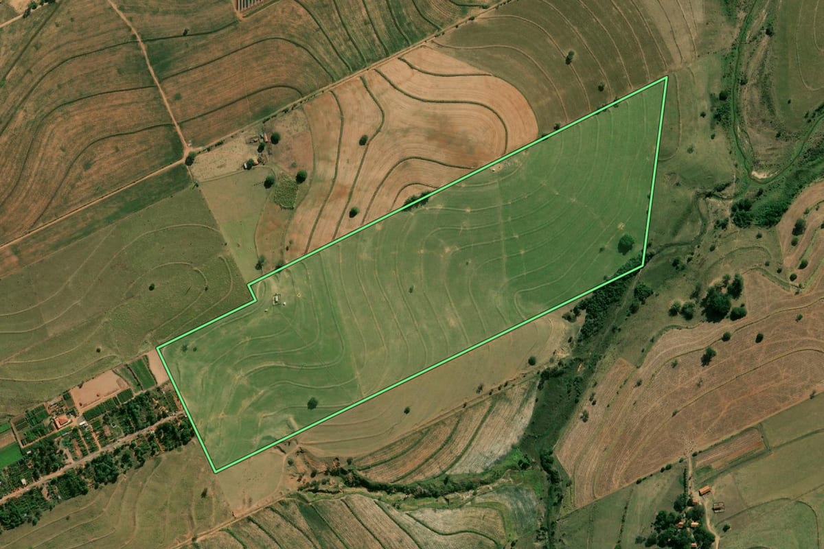 Imagem de satélite do imóvel rural em Herculândia (SP), com o contorno declarado no CAR desenhado por cima.