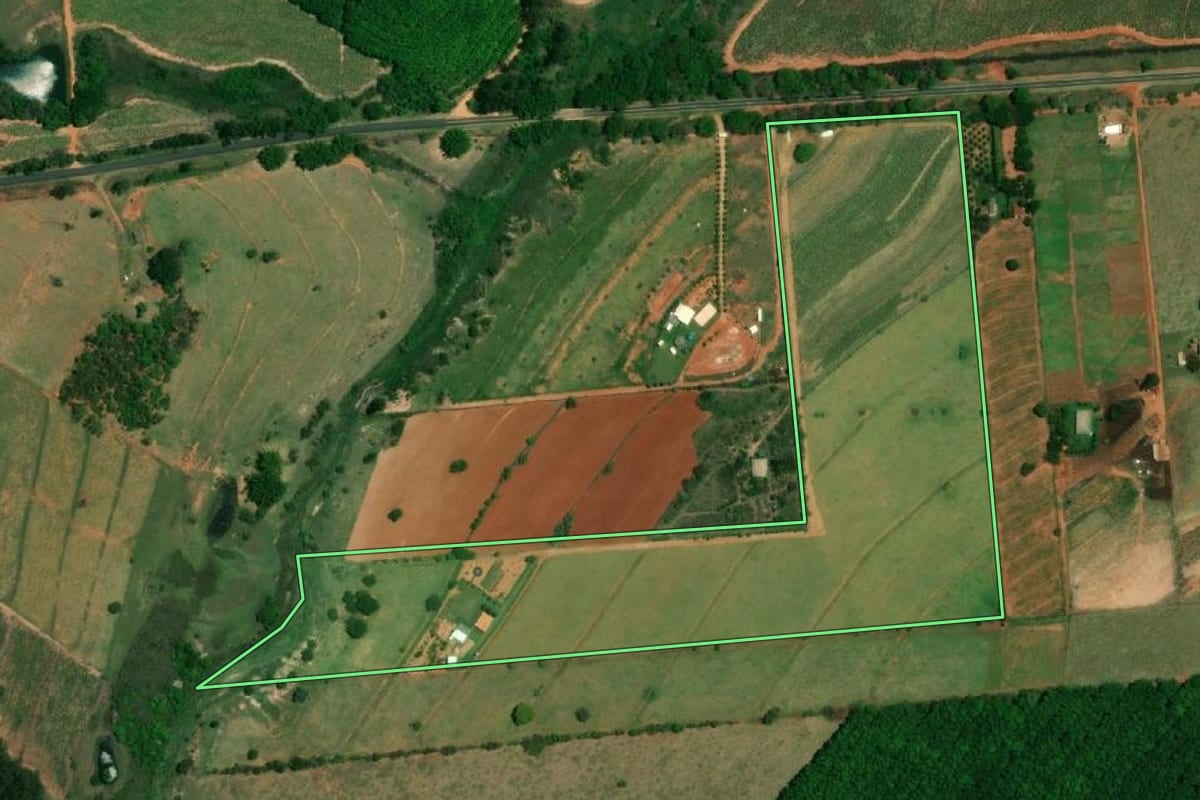 Imagem de satélite do imóvel rural em Herculândia (SP), com o contorno declarado no CAR desenhado por cima.