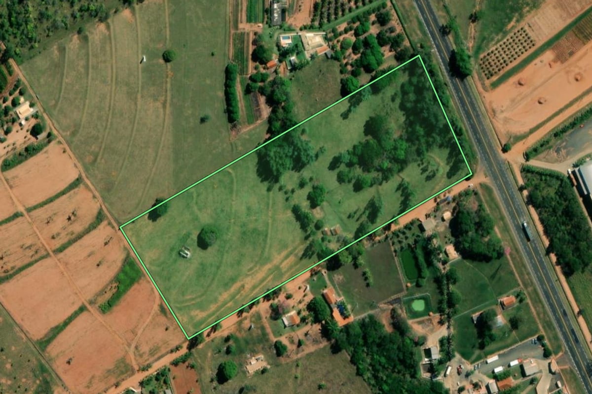Imagem de satélite do imóvel rural em Herculândia (SP), com o contorno declarado no CAR desenhado por cima.