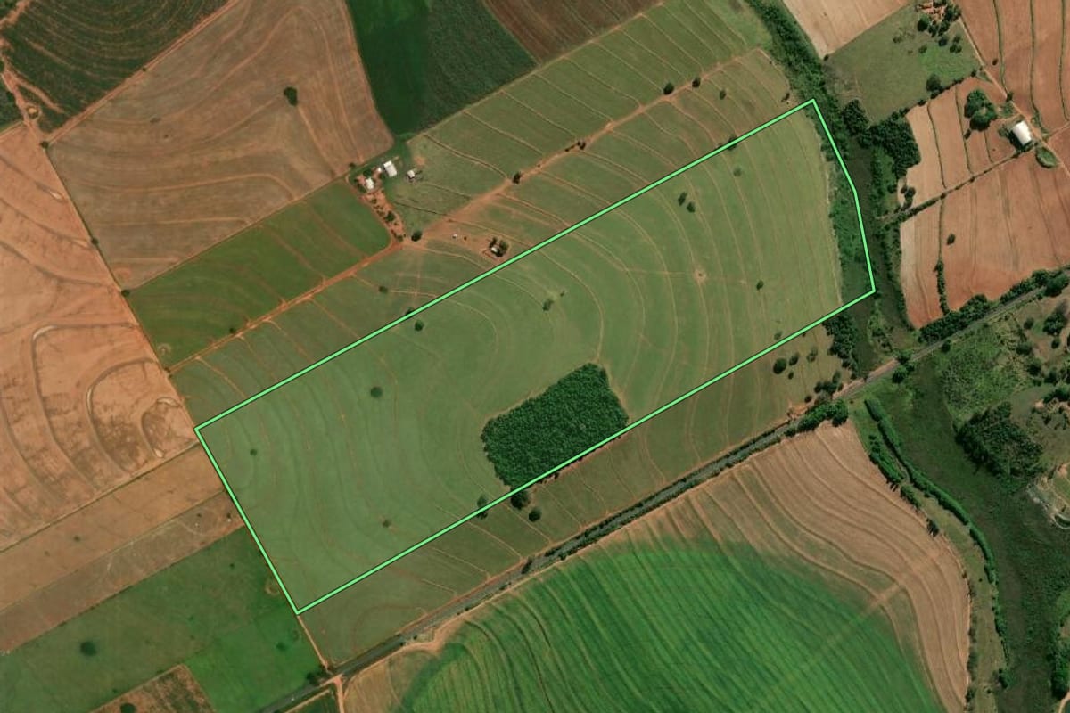 Imagem de satélite do imóvel rural em Herculândia (SP), com o contorno declarado no CAR desenhado por cima.