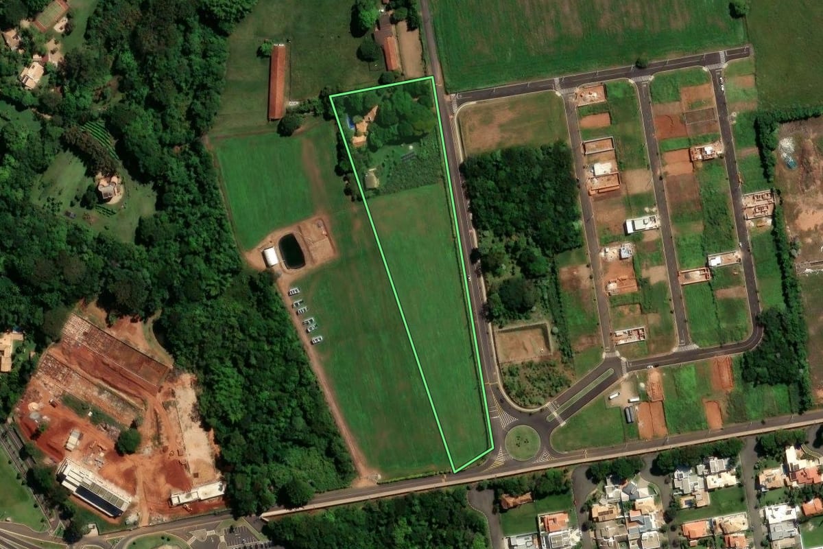 Imagem de satélite do imóvel rural em Holambra (SP), com o contorno declarado no CAR desenhado por cima.