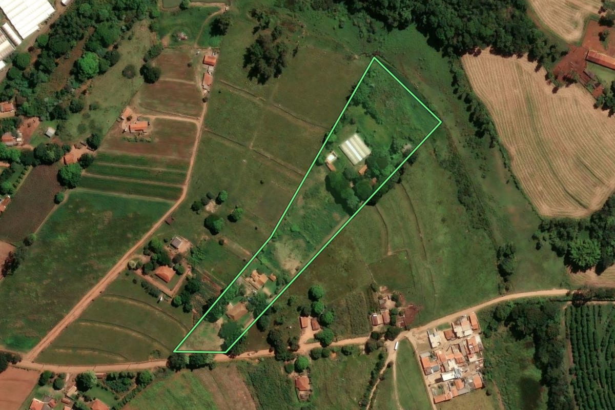 Imagem de satélite do imóvel rural em Holambra (SP), com o contorno declarado no CAR desenhado por cima.
