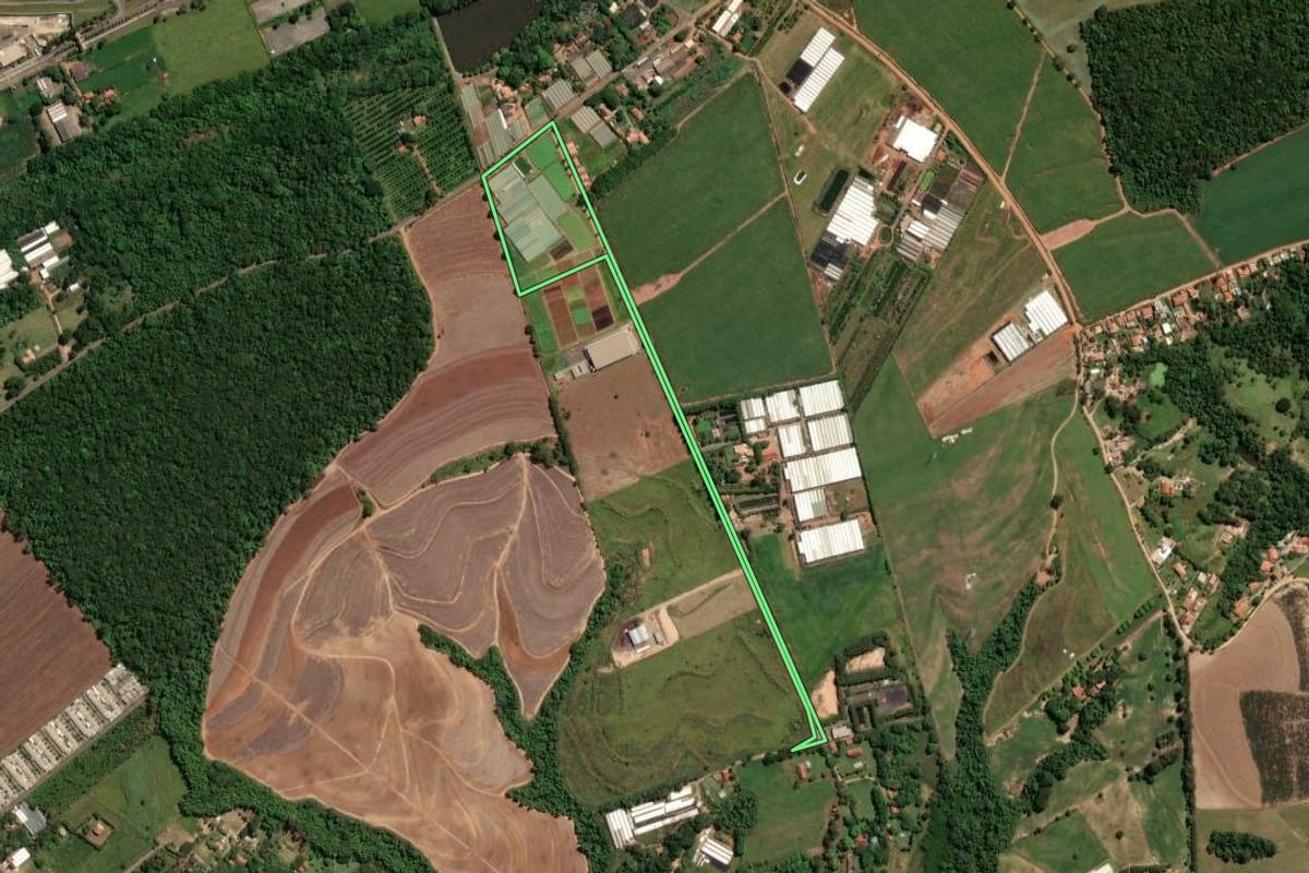 Imagem de satélite do imóvel rural em Holambra (SP), com o contorno declarado no CAR desenhado por cima.