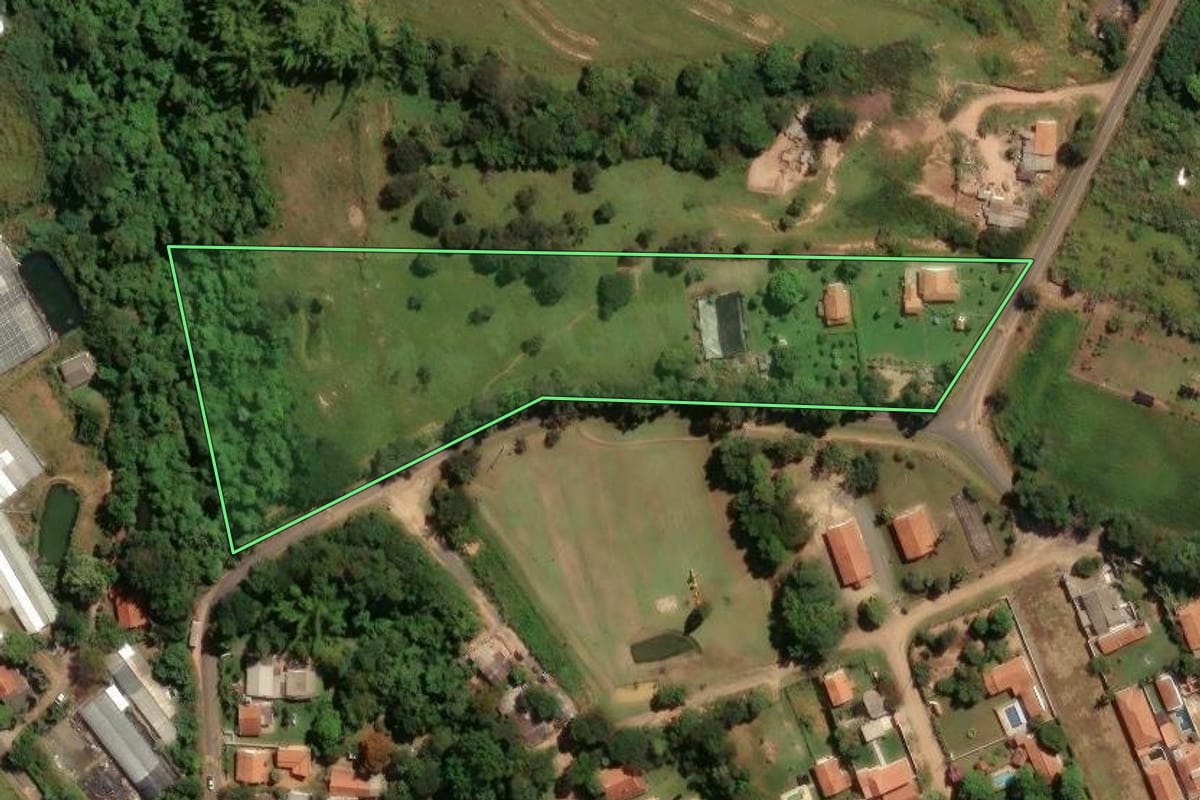 Imagem de satélite do imóvel rural em Holambra (SP), com o contorno declarado no CAR desenhado por cima.