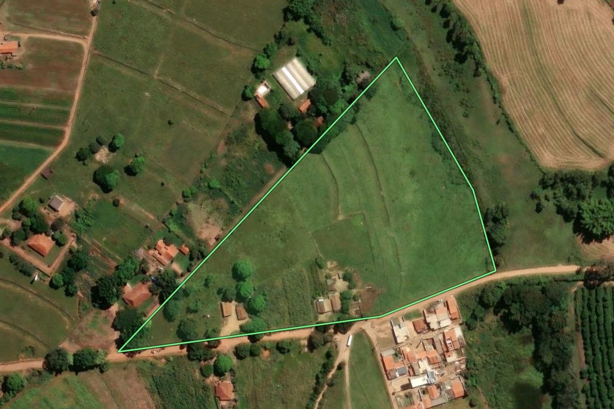 Imagem de satélite do imóvel rural em Holambra (SP), com o contorno declarado no CAR desenhado por cima.
