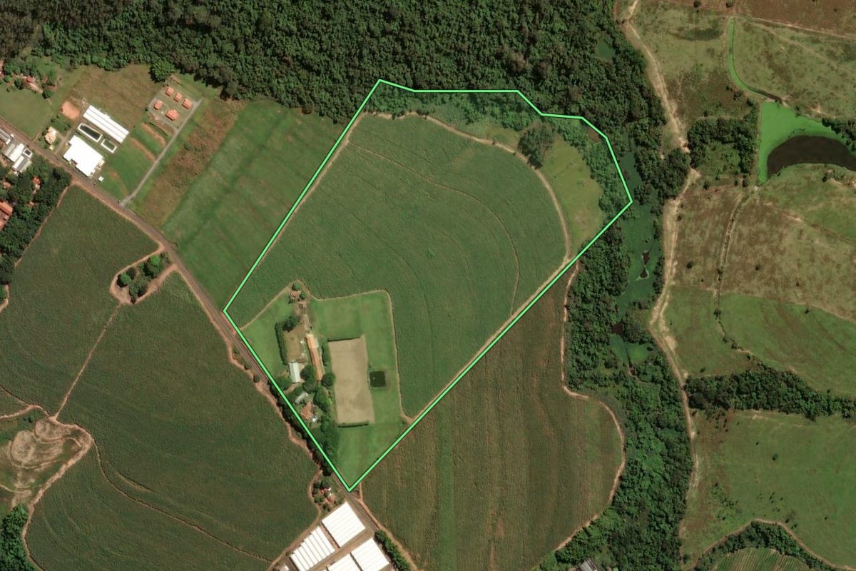 Imagem de satélite do imóvel rural em Holambra (SP), com o contorno declarado no CAR desenhado por cima.