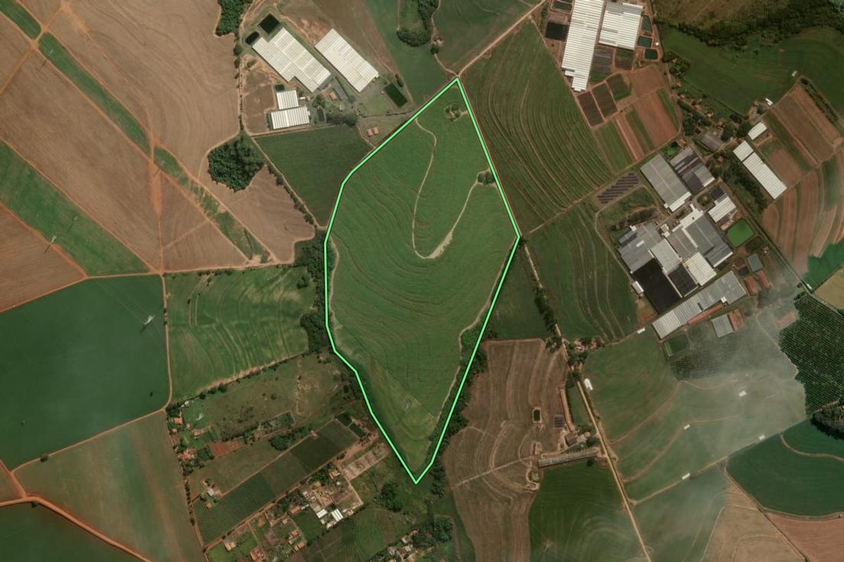 Imagem de satélite do imóvel rural em Holambra (SP), com o contorno declarado no CAR desenhado por cima.