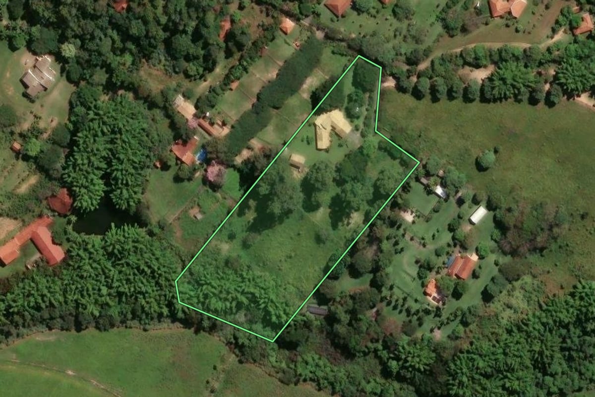 Imagem de satélite do imóvel rural em Holambra (SP), com o contorno declarado no CAR desenhado por cima.