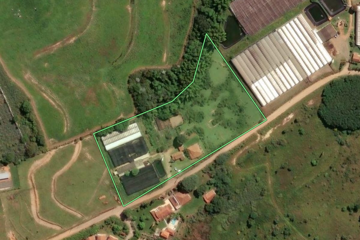 Imagem de satélite do imóvel rural em Holambra (SP), com o contorno declarado no CAR desenhado por cima.