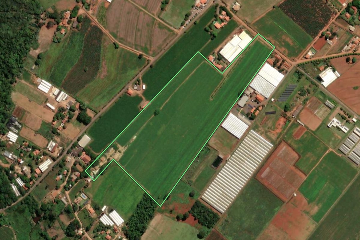 Imagem de satélite do imóvel rural em Holambra (SP), com o contorno declarado no CAR desenhado por cima.