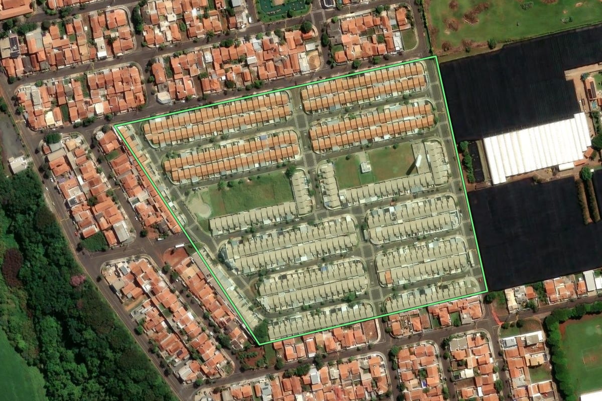 Imagem de satélite do imóvel rural em Holambra (SP), com o contorno declarado no CAR desenhado por cima.