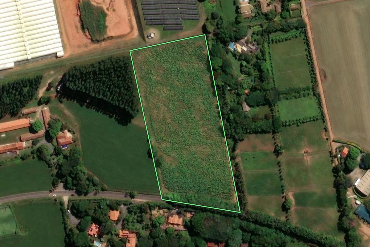 Imagem de satélite do imóvel rural em Holambra (SP), com o contorno declarado no CAR desenhado por cima.